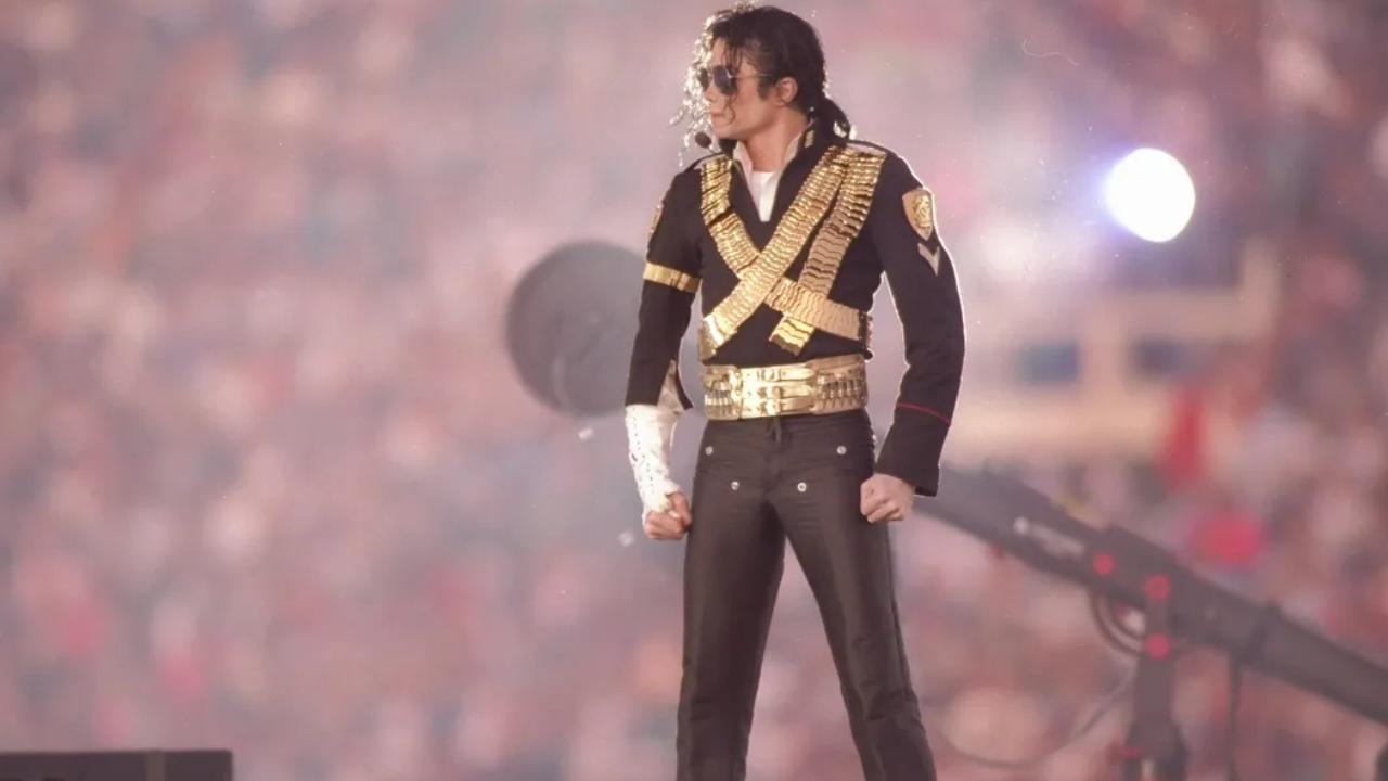 Michael gave one of the most talked-about halftime performances of all time by taking over the stage at 1993's Super Bowl XXVII 